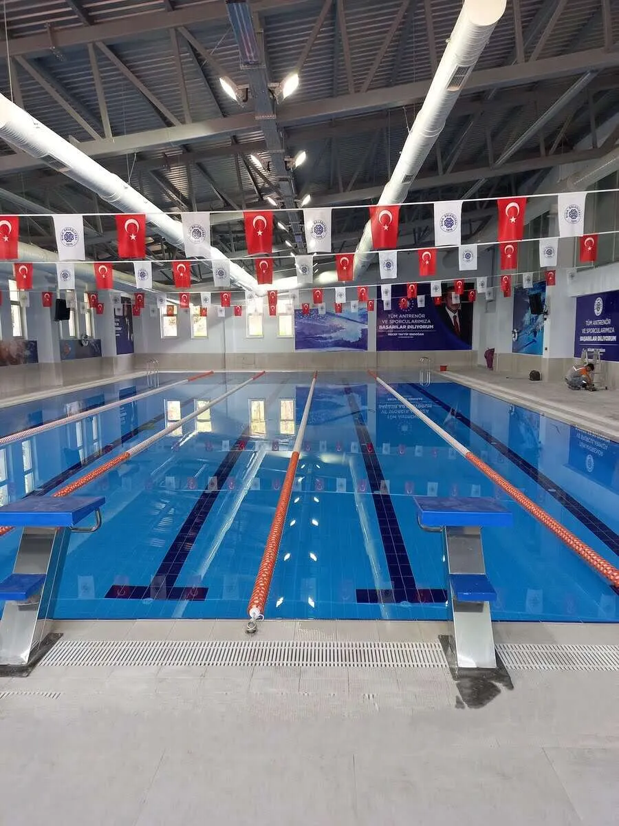 Safir mavisi suyuyla göz kamaştıran bir yüzme havuzu. Mükemmel bir serinleme ve dinlenme alanı.